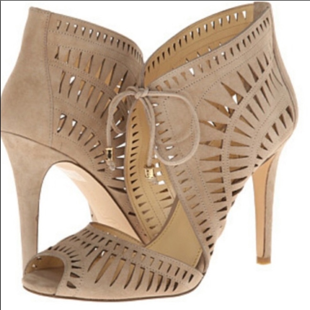 SOLD✨HP✨Delfino Laser Cut Sandals by Ivanka Trump